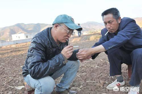 折耳猫踩奶是什么意思:过年的时候，有些农民在耳朵上夹根烟是什么意思？