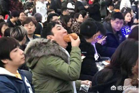 吃大便表情:王思聪吃热狗怎么也会火？是不是名人做什么事都会被放大？