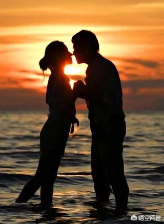 当女人一瞬间爱上一个男人时,会有什么样的表现？