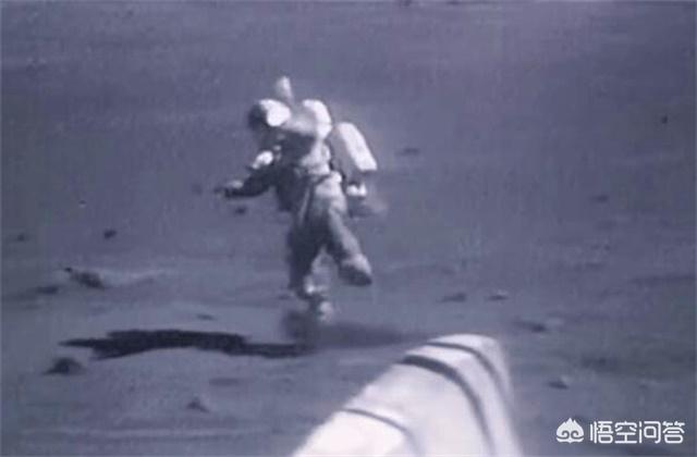 航天员为什么不能走路，为什么在月球上行走的宇航员，好像是飘了起来呢