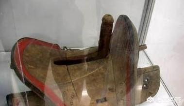 罚女生骑三角木马:古代女人出轨下场有多惨？