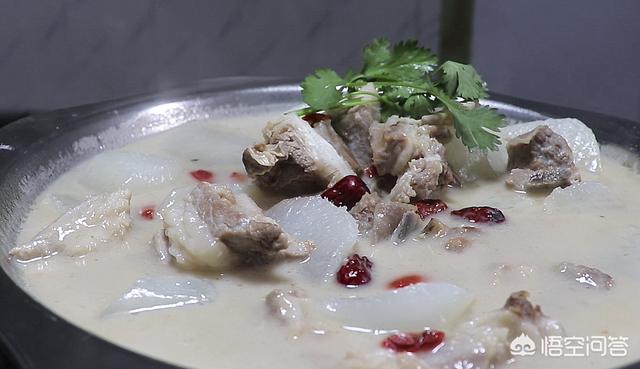 好喝的羊汤的标准是什么，羊汤怎么熬制才能成浓稠的白色熬制羊汤买羊哪个部位的肉好
