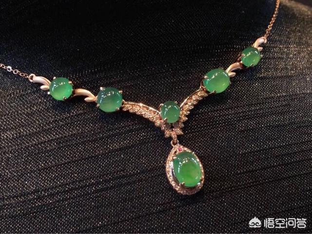 女生戴的翡翠吊坠,有哪些时尚的翡翠吊坠款式？
