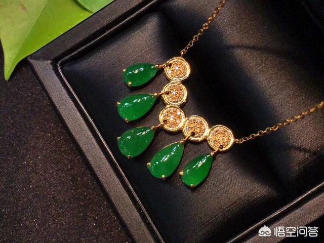 女生戴的翡翠吊坠,有哪些时尚的翡翠吊坠款式？