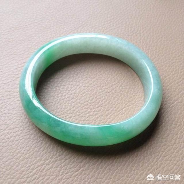 玉手镯图片女款大全,40岁的女人，戴什么颜色的玉镯子好看？