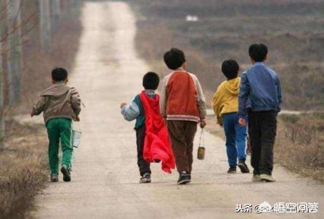 虱子图片:小女孩头发长蚤子怎么办？