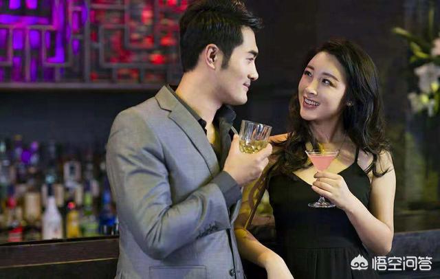 如何通过聊天让喜欢的女生主动跟你表白(怎么主动跟女的聊天)