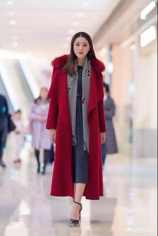 酒红色大衣配什么围巾好看