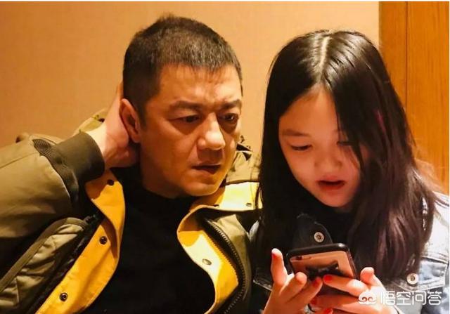 李亚鹏女儿照片:没有王菲参加俨然慈善晚宴，李嫣帮父亲李亚鹏助阵表现怎么样？