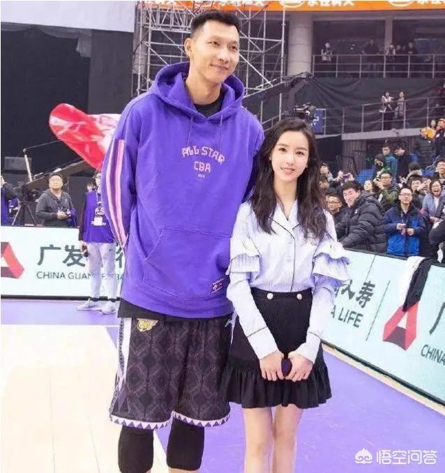 全明星赛,易建联和女星陈都灵合影,双手紧背身后,腼腆微笑,对此你怎么看？