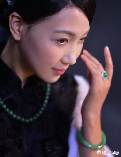 翡翠手镯怎么选颜色,乌鸡种翡翠手镯如何挑选好的？