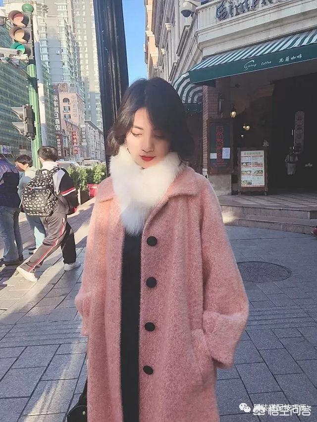 乐基儿的照片:黑色连衣裙外搭什么颜色的大衣好看？