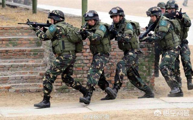 厕所野战:一个全副武装的士兵，如何在不解除武装的前提下上厕所？