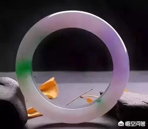 玉镯带紫色是什么玉,年轻人戴紫罗兰翡翠手镯可以吗？