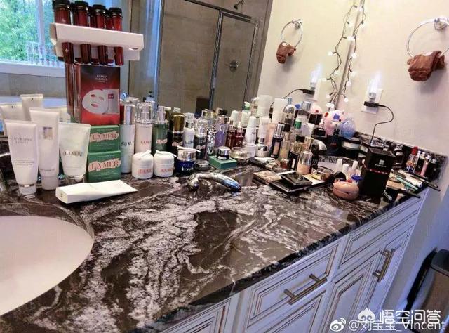 女明星曝光:为什么明星喜欢曝光自己的梳妆台，上面那么多东西，能全部都用吗