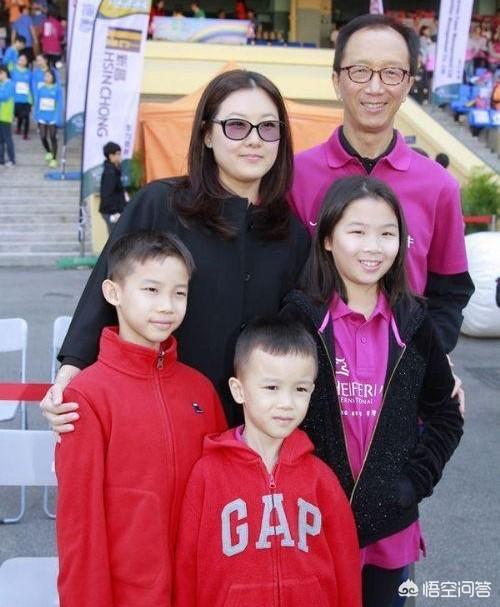 伏明霞老公是谁:同样是跳水皇后，为什么吴敏霞结婚生娃不如伏明霞郭晶晶受关注