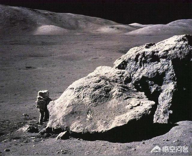 在月球上插一面旗子,会“飘”动吗？为什么？