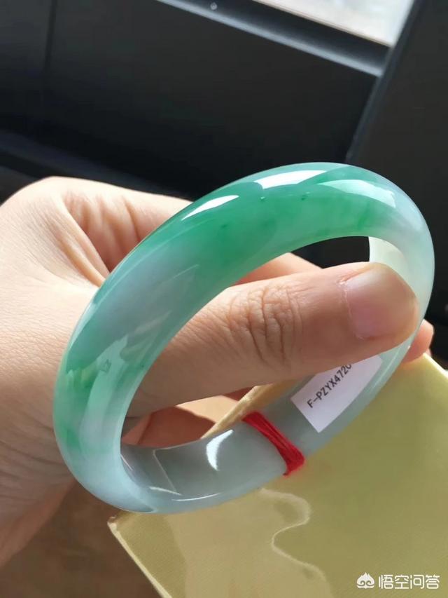 中年人适合戴什么颜色的玉镯,40岁的女人，戴什么颜色的玉镯子好看？