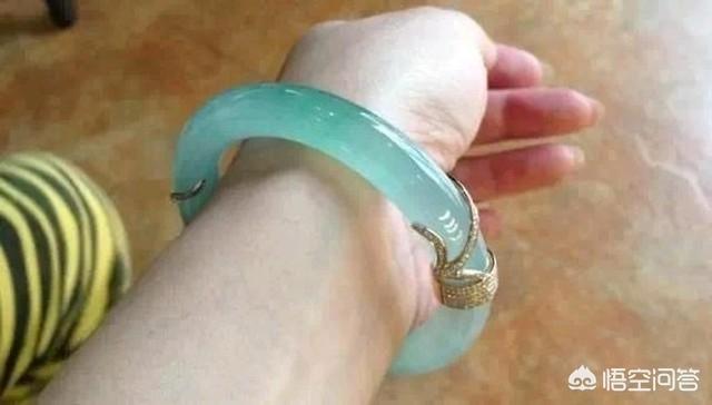 玉手镯不小心摔断了预示什么,翡翠手镯不小心摔断了怎么办？要怎么挽救？