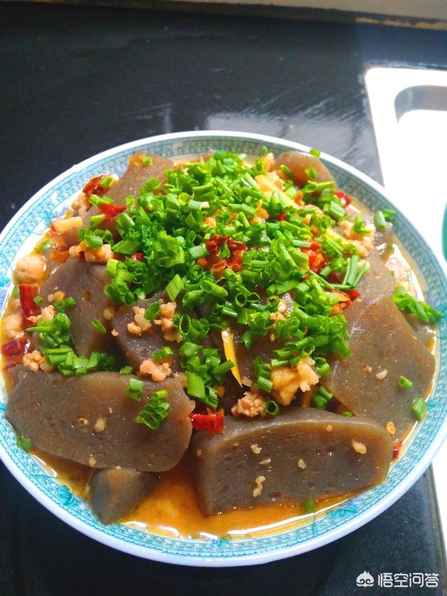 我是巧妇萍姐,魔芋可以做魔芋豆腐,还可以磨成魔芋粉,炒菜时可以用来