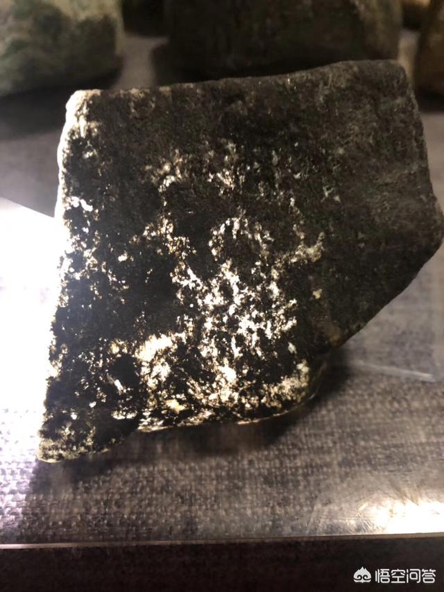 翡翠原石场口皮壳特征,好的翡翠原石的表面特征有哪些？