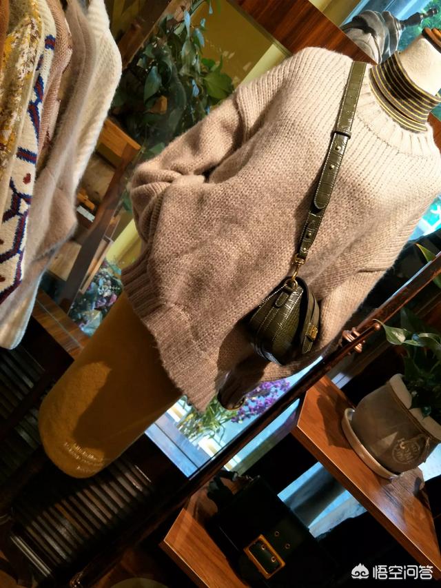 黄色肌肤的人穿什么颜色的服装能提亮肤色？