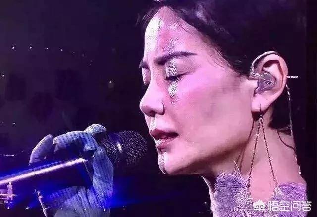 戴耳机唱歌的灵异事件:唱歌的人为什么要带耳机？是为了听伴奏吗？