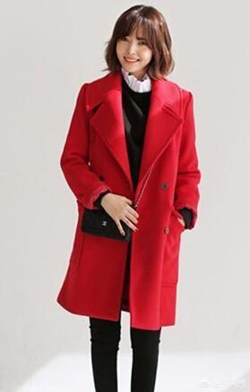 咖红衣服搭配什么裤子？