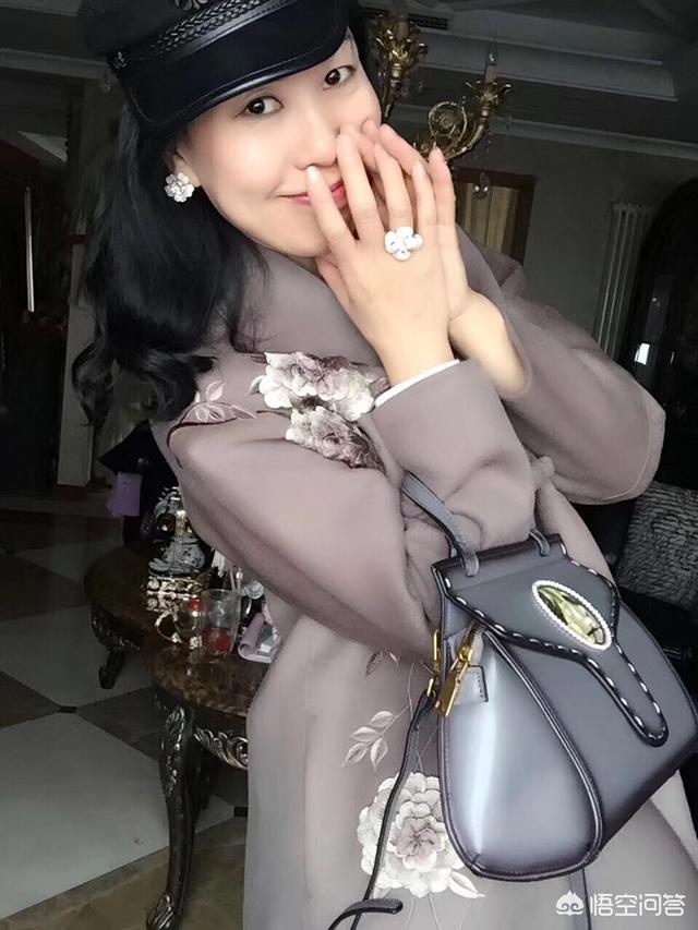 新春佳节除了红色之外,穿什么颜色的衣服洋气又高级？
