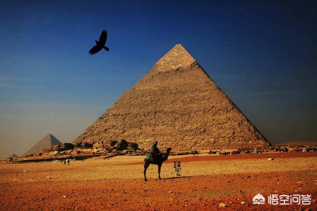 金字塔建造之谜，金字塔修建之如何将巨石堆上去的