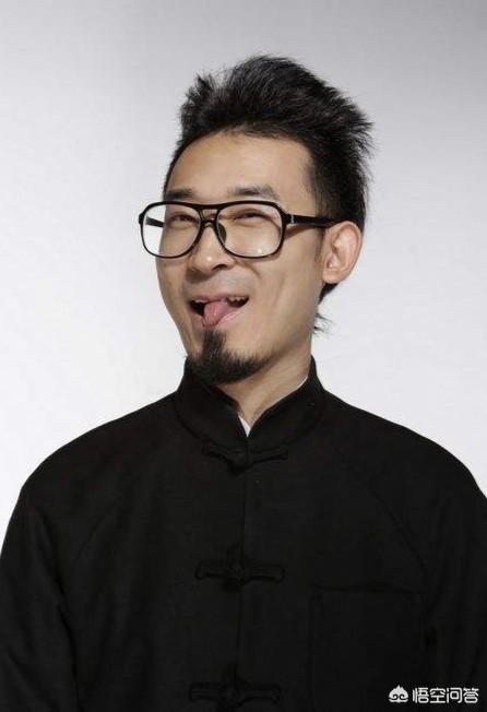 头条问答 - 《我为喜剧狂》有一位小胡子,梳小辫儿的青年演员,《相声