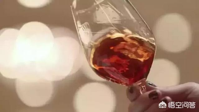 红酒杯正确握法，正确的葡萄酒持杯姿势是怎样的