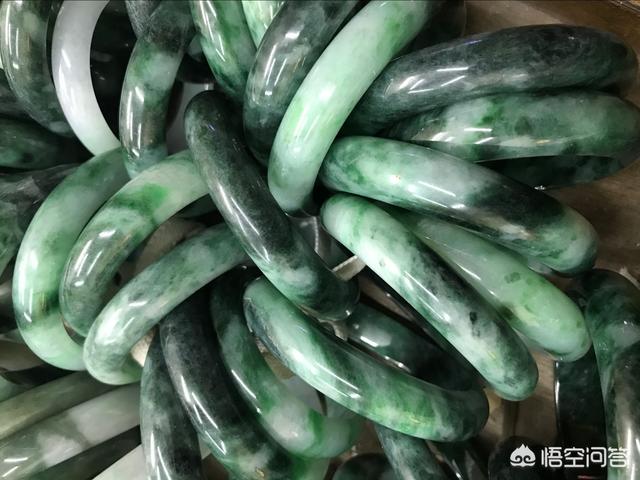 上万的翡翠手镯图片,几万左右的翡翠手镯是什么样子的？