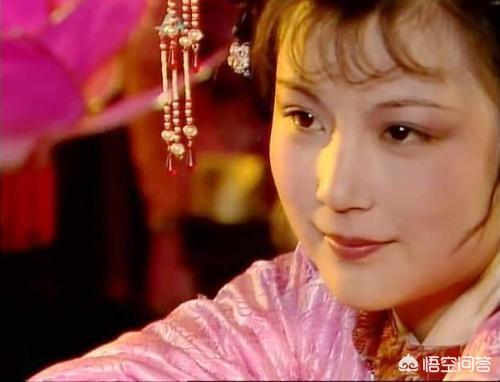 珍珠狗头趴在一块石头上:狗狗为什么喜欢粘着你睡觉？