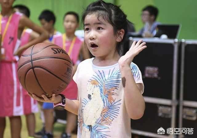姚明老婆身高:身高2米26的姚明身形有多么夸张？