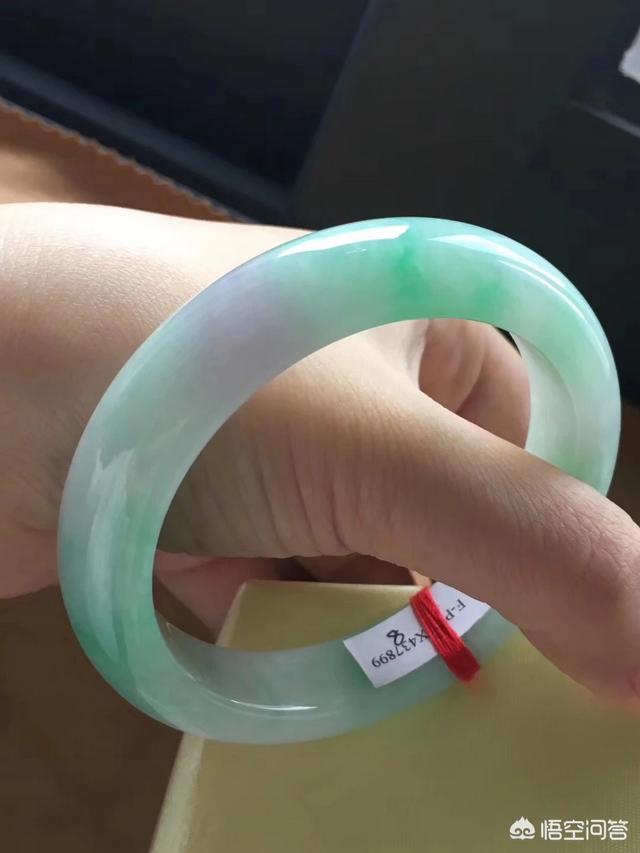 女人戴玉镯的禁忌,左手坚持戴“玉手镯”，对女人有什么好处？