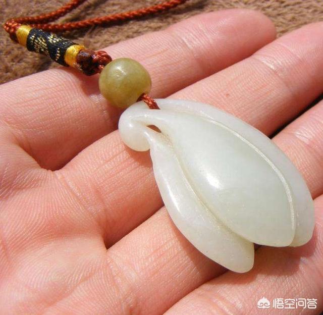 玉石上涂的油是什么,玉器上有一层像黄油一样的东西是怎么回事？