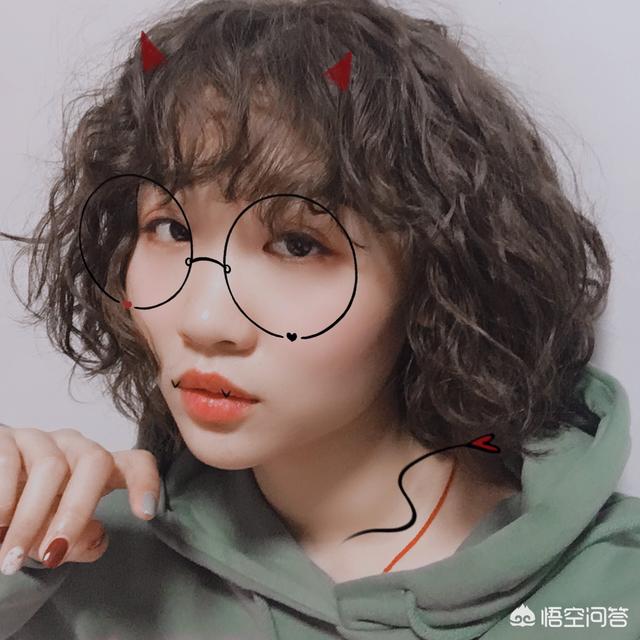 四个闺蜜都烫了泡面头,两个洋气两个老气,什么脸型和发质适合泡面头?