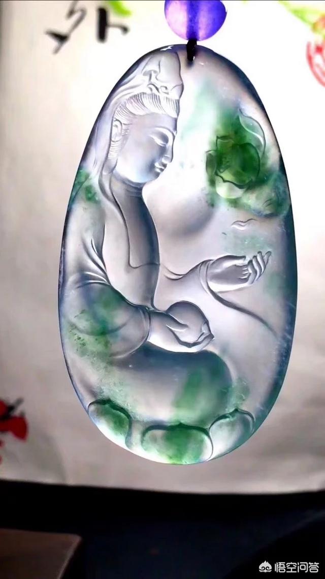 什么气质的女人适合戴翡翠,女孩子戴什么样式的翡翠挂饰最合适呢？