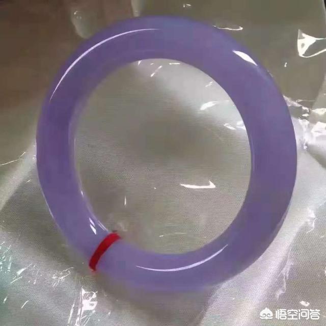玉镯带紫色是什么玉,年轻人戴紫罗兰翡翠手镯可以吗？