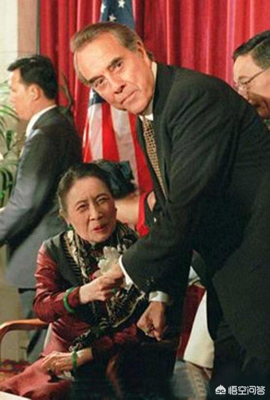 佩戴翡翠有什么讲究,如何佩戴翡翠才能显得有格调？