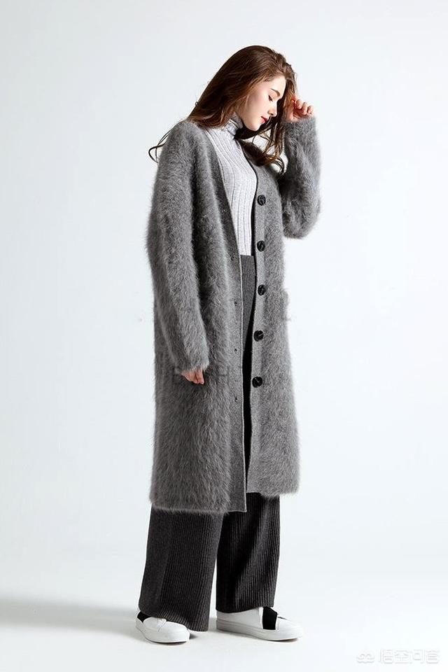银灰色中长款貂绒大衣搭配何种款式及颜色的裤子好看?-百科网