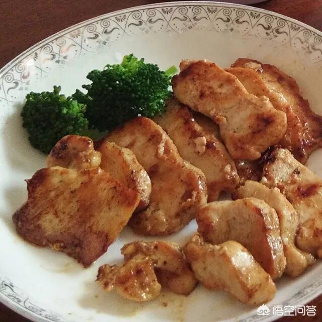 100g橄榄油煎鸡胸肉热量:减肥期间为什么提倡吃鸡胸肉？鸡腿不可以吗？