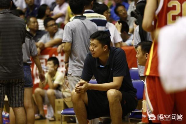 大郅最后一防换上小将胡彤浩，结果惨遭王哲林隔扣绝杀，你怎么评价大郅最后的换人？