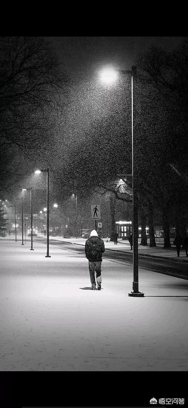 一个人站在角落悲伤逆流成河是面对现实还是逃避是勇敢面对还是退缩