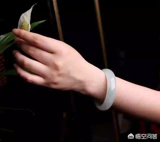 翡翠手镯怎么选颜色,乌鸡种翡翠手镯如何挑选好的？