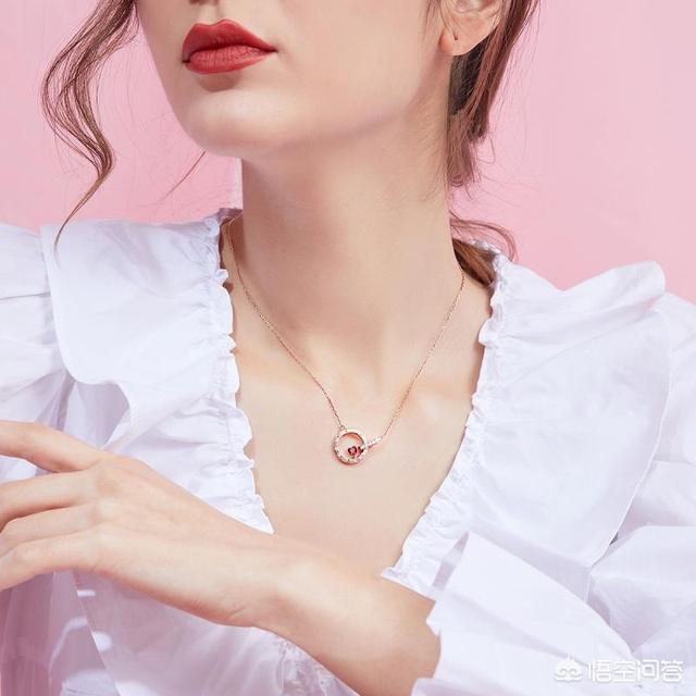 女人带好运的微信名英文:女人适合佩戴什么样的吊坠