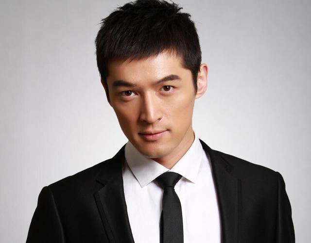 王凯公布恋情:如何看待胡歌疯狂接拍广告的行为？