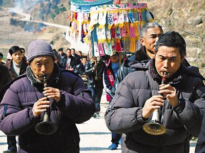墓地葬山顶好还是山腰好,你见过哪些独特的下葬方式？