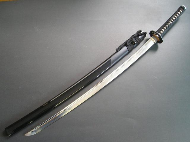 铲屎官耽美末世:在《行尸走肉》这样的末世中，你会用什么近战武器来防身呢？